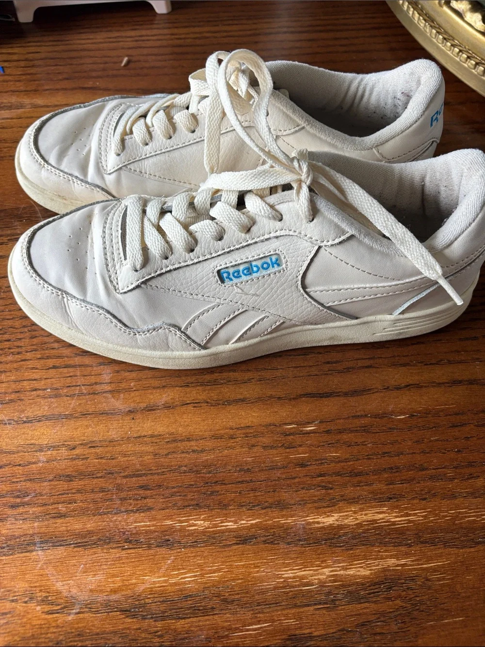 Reebok Off-White Leather Low-Top Sneakers with Blue Logo Size 8